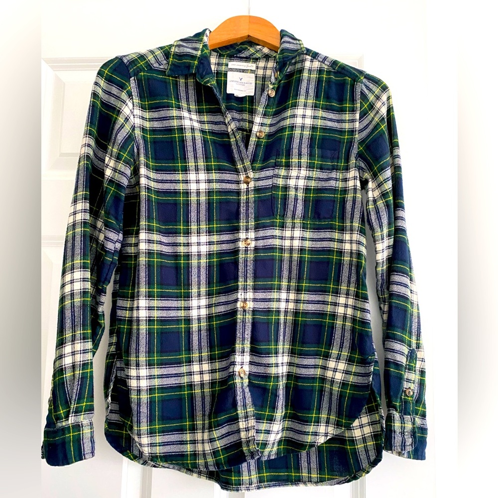 American Eagle 🦅 plaid blue, green, and white flannel button up. XS loose.